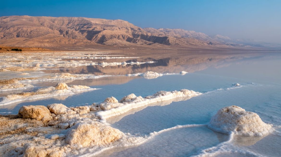 Au plus bas du monde, s’élever dans le silence. Par Rony Akrich