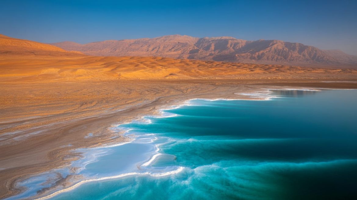 בתחתית העולם, להתרומם מתוך הדממה. מאת רוני אקריש